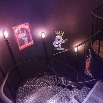 Treppenaufgang mit Plakaten in der Bankstage