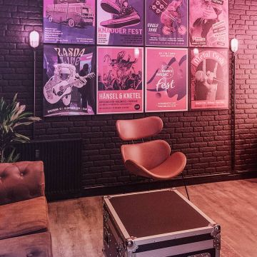 Sofaecke mit Plakaten in der Bankstage